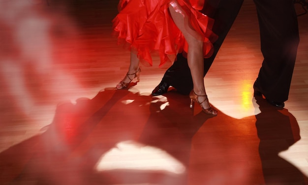 Foto man en vrouw dansen salsa op dark