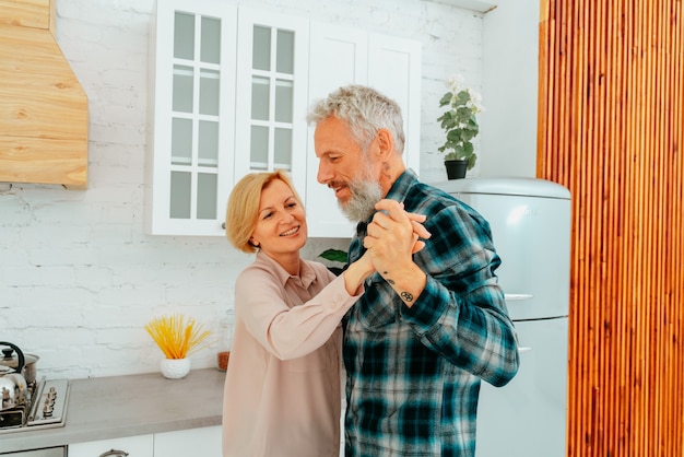 Man en vrouw dansen thuis tijdens het ontbijt