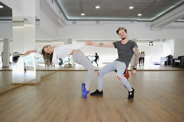 Man en vrouw dansen