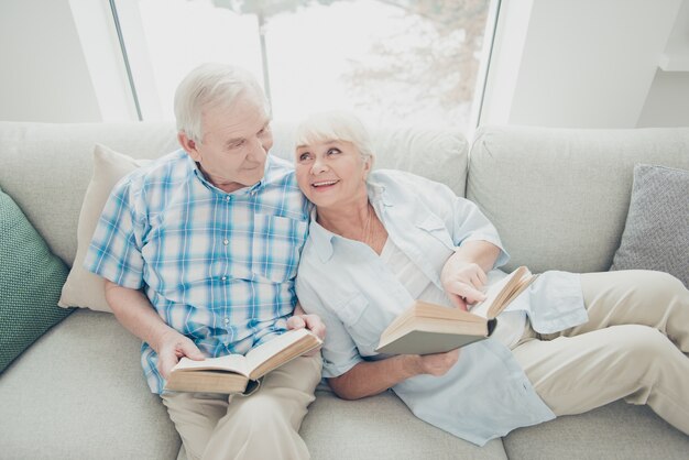 Man en vrouw die boeken lezen