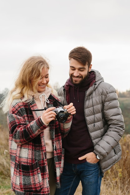 Man en vrouw die buiten foto's maken