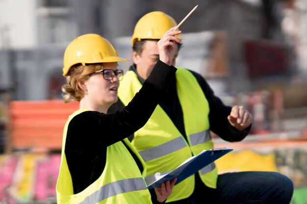 Man en vrouw die buiten werken