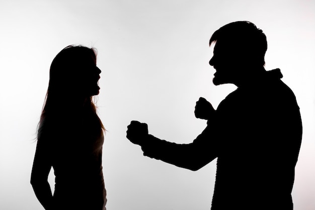 Man en vrouw die huiselijk geweld uiten in studio silhouet