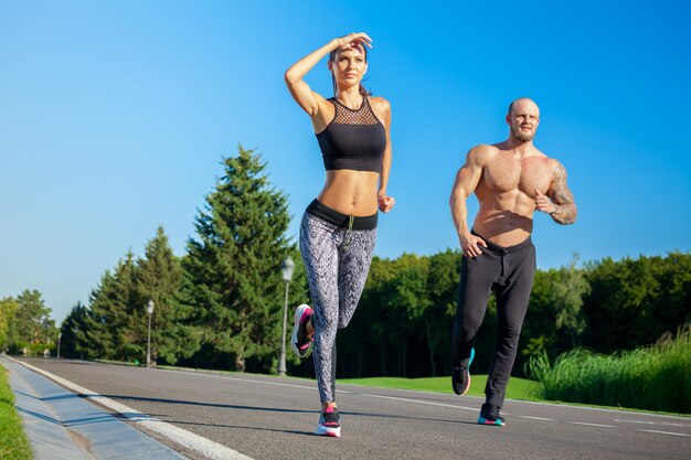 Man en vrouw die in park lopen