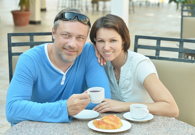 Man en vrouw die koffie drinken in de zomer van koffie