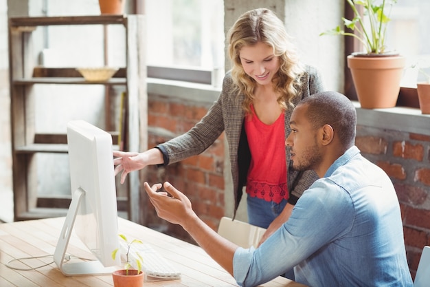 Man en vrouw die naar computer richten