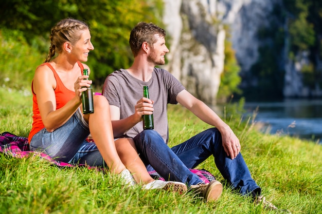 Man en vrouw die onderbreking hebben die bij rivier wandelen