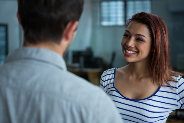 Man en vrouw die op elkaar inwerken