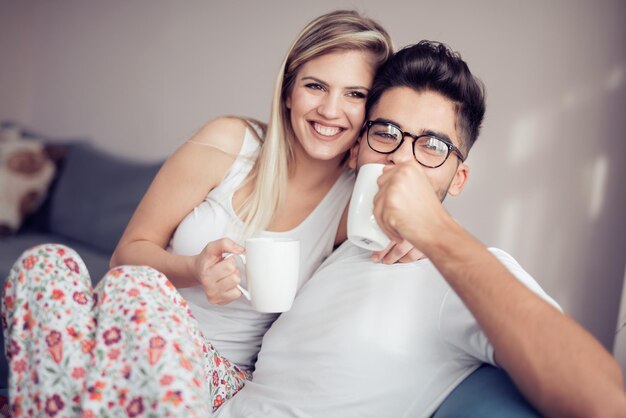 Man en vrouw die samen koffie drinken