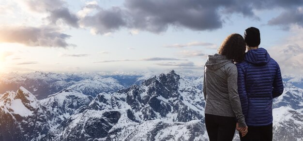 Man en vrouw die samen staan met uitzicht op het landschap