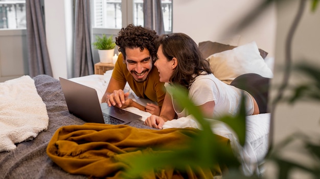 Man en vrouw die thuis een film letten