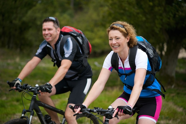 Man en vrouw die van een fietsrit in aard genieten