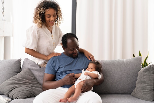 Foto man en vrouw die voor hun babymeisje zorgen