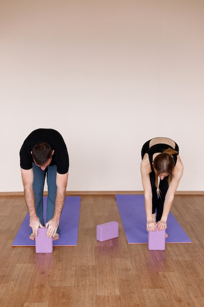 Man en vrouw doen aan yoga