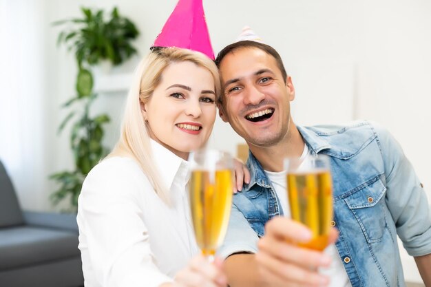 man en vrouw dragen feestmutsen