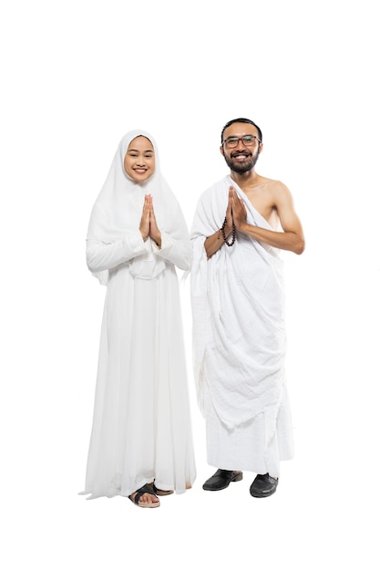 Man en vrouw dragen hajj ihram-kleding met begroetingsgebaar