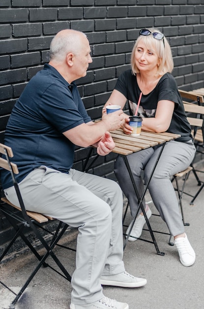 man en vrouw drinken koffie aan tafel