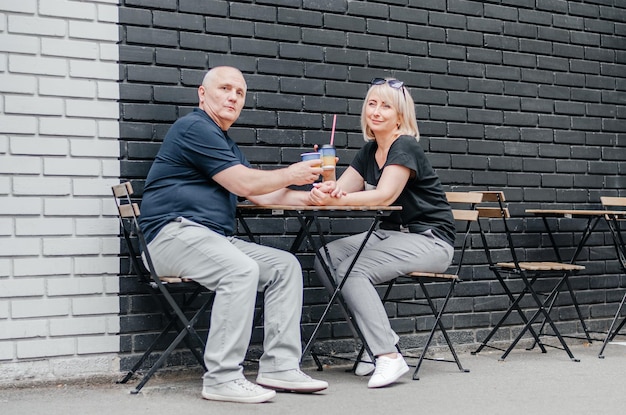 Foto man en vrouw drinken koffie aan tafel