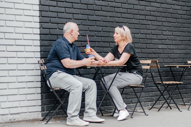 man en vrouw drinken koffie aan tafel