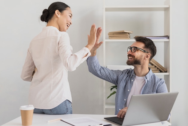 Man en vrouw geven high five