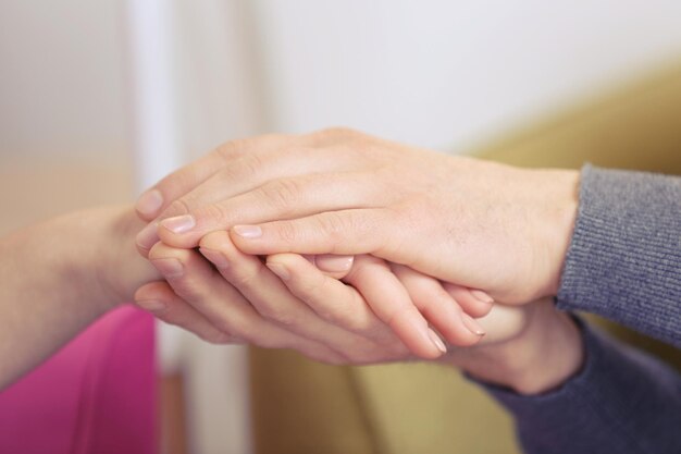 Man en vrouw hand in hand close-up