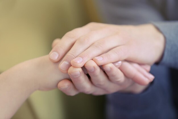 Man en vrouw hand in hand close-up