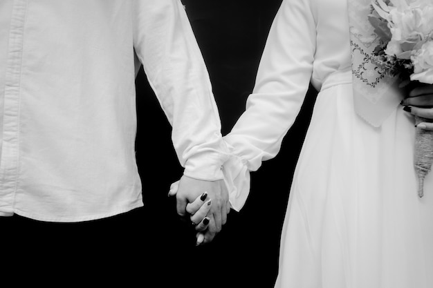 man en vrouw hand in hand in zwart-wit Bogor Indonesië 5 september 2023