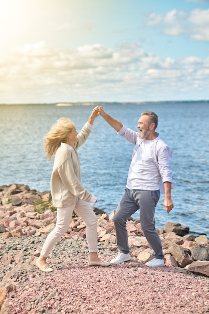 Man en vrouw hand in hand tegenover elkaar