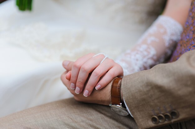 Man en vrouw hand in hand