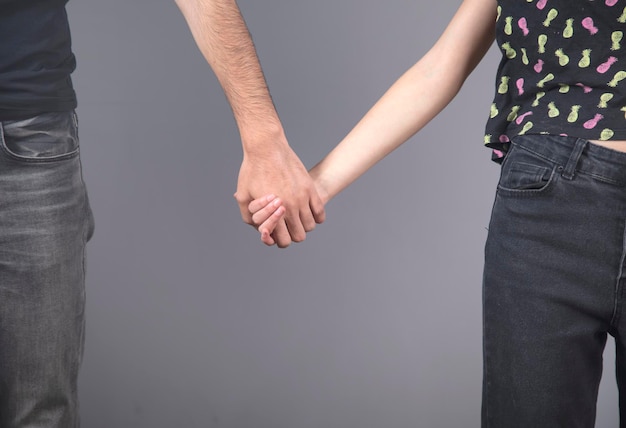 Man en vrouw hand in hand