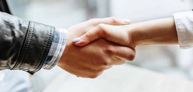 Man en vrouw hand schudden. handdruk na goede samenwerking, zakenvrouw handen schudden met professionele zakenman na bespreking van goede deal van contract. bedrijfsconcept.