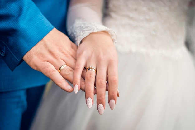 Man en vrouw handen met trouwringen Handen van bruid en bruidegom