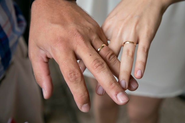 man en vrouw handen met trouwringen