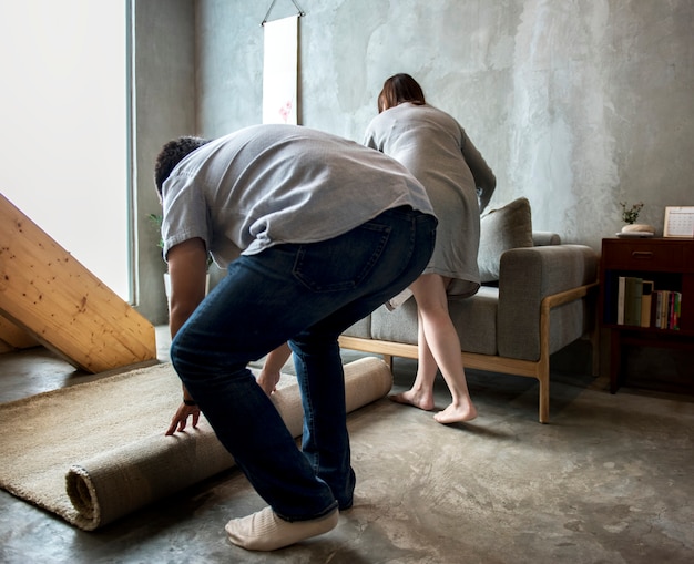 Man en vrouw helpen samen schoonmaken