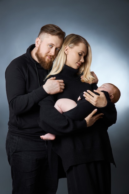 Man en vrouw houden een baby in hun armen.