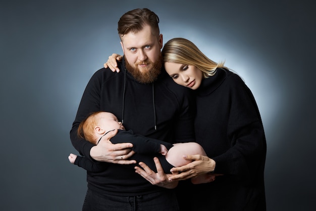 Man en vrouw houden een baby in hun armen.