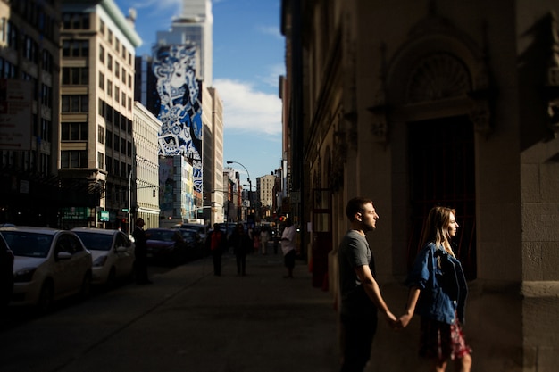 Man en vrouw houden elkaar handen mals wandelen aan de overkant in de ochtend new york