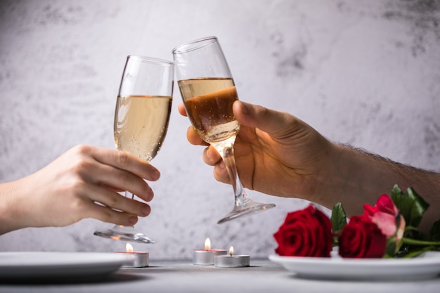 Man en vrouw houden glazen met champagne gerinkel begroeten feliciteren met valentijnsdag