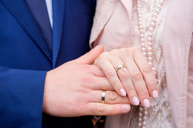 Man en vrouw houden handen vast