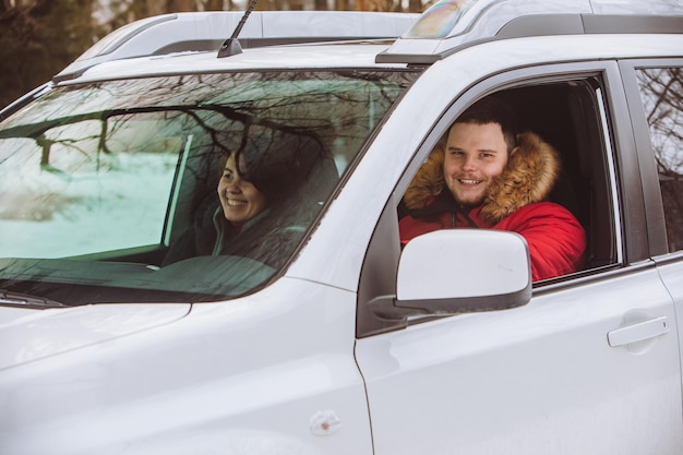 Man en vrouw in auto in winterkleren