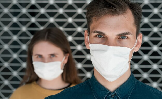 man en vrouw in beschermende maskers