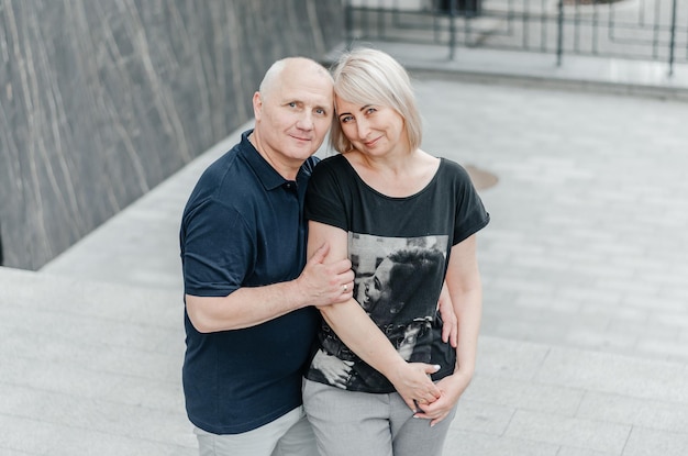 man en vrouw in donkere t-shirts op straat