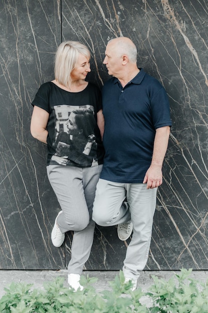 man en vrouw in donkere t-shirts op straat