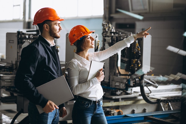 Foto man en vrouw in een fabriek