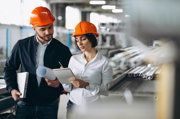 Man en vrouw in een fabriek