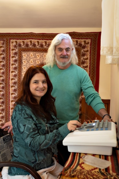 Man en vrouw in een kantoor die een diagnose stellen met een radionisch apparaat
