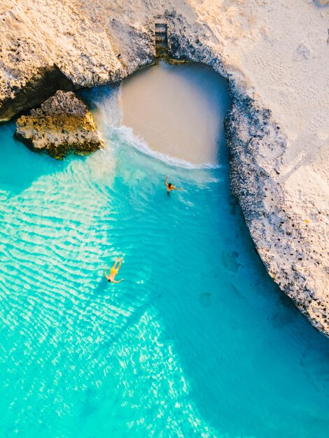 man en vrouw in een kristalheldere oceaan in het Caribisch eiland Aruba Tres Trabi Beach