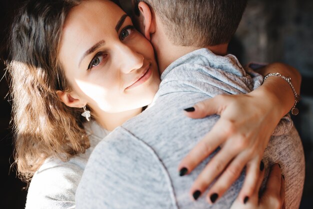 Man en vrouw in het huis bij het raam