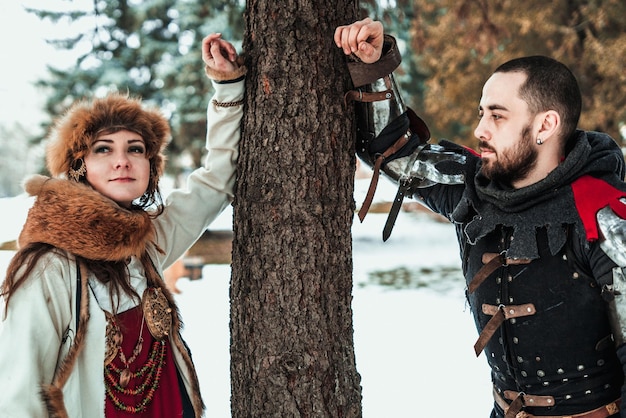 Man en vrouw in historische kostuums bij een boom