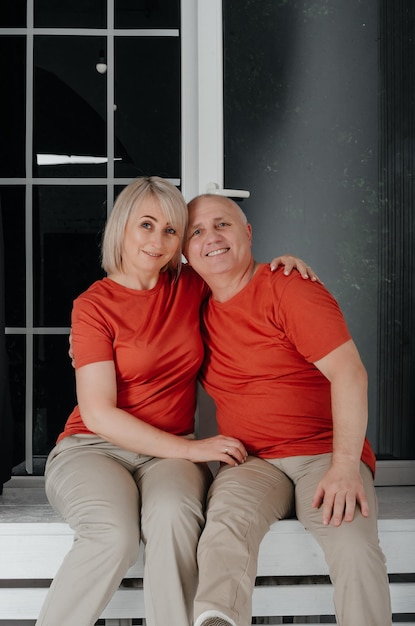 Man en vrouw in oranje t-shirts knuffel en kus